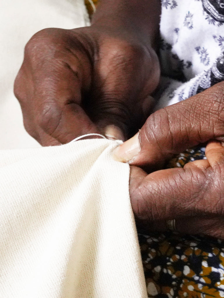 Attache des tie&dye manuellement - Artisan couturière - Ateliers Tensira - République de Guinée - Afrique de l'ouest
